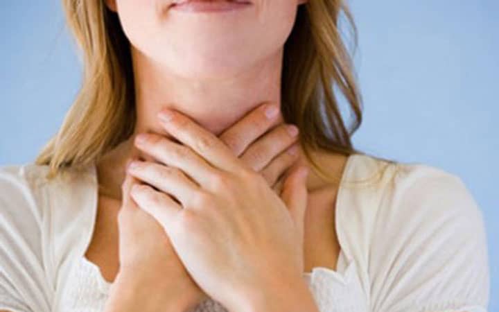 Trị đau họng bằng chanh ngâm mật ong chín